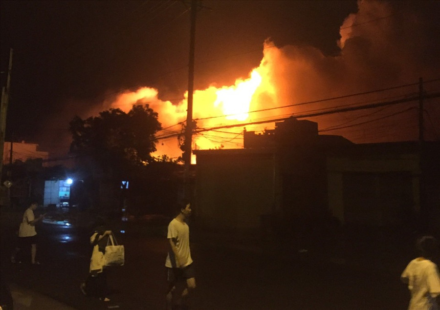 Lửa bốc cháy dữ dội sau tiếng nổ lớn. Ảnh: CTV