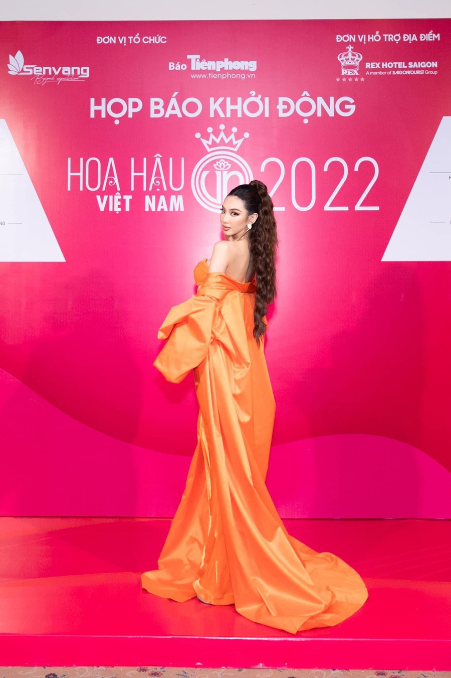 Không diện váy áo cut-out táo bạo như thường thấy, Thùy Tiên chọn bộ jumpsuit cúp ngực quyến rũ, đi kèm áo choàng lộng lẫy. Không diện váy áo cut-out táo bạo như thường thấy, Thùy Tiên chọn bộ jumpsuit cúp ngực quyến rũ, đi kèm áo choàng lộng lẫy.