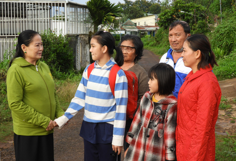  Bà Đỗ Thị Hoa (bìa trái) nói chuyện tìm hiểu tâm tư nguyện vọng của người dân. Ảnh: T.N