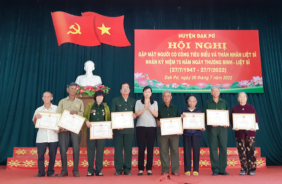 Lãnh đạo huyện Đak Pơ tặng giấy khen biểu dương người có công tiêu biểu. Ảnh: Tuyết Mai Lãnh đạo huyện Đak Pơ tặng giấy khen biểu dương Người có công tiêu biểu trên địa bàn huyện. Ảnh: Tuyết Mai