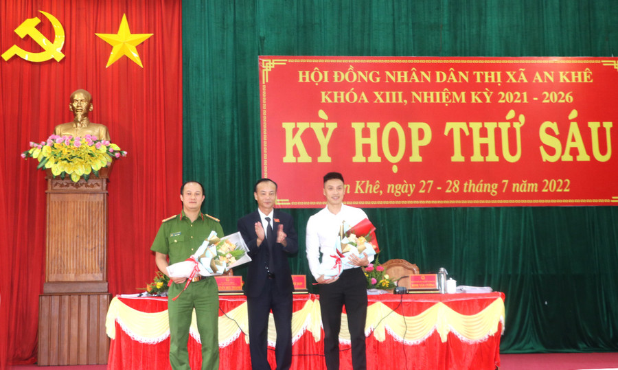 Kỳ họp lần thứ 6 HĐND thị xã An Khê đã thống nhất bầu bổ sung 2 chức danh ủy viên UBND thị xã An Khê khóa XIII (nhiệm kỳ 2021-2026). Ảnh: Ngọc Minh 