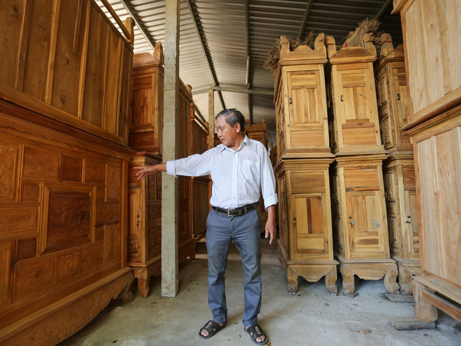 Xưởng mộc mỹ nghệ rộng hơn 600 m2 của gia đình thương binh Nguyễn Hồng Châu. Ảnh: B.N.L