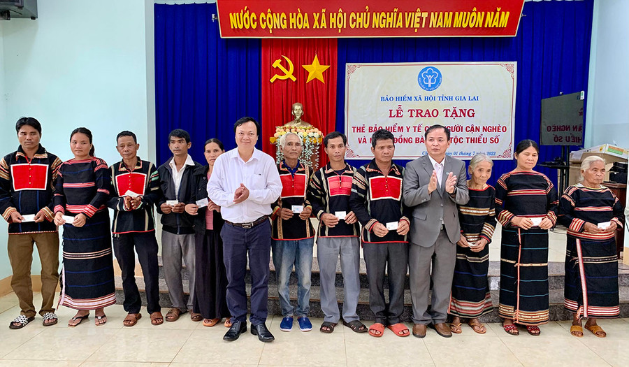 Ông Lê Quốc Khánh-Phó Giám đốc BHXH tỉnh (áo vest xám) và ông Nguyễn Huy Châu-Phó Bí thư Thường trực Huyện ủy Chư Pưh (áo trắng) trao thẻ BHYT cho các hộ cận nghèo và người dân tộc thiểu số trên địa bàn huyện Chư Pưh. Ảnh: Như Nguyện Ông Lê Quốc Khánh-Phó Giám đốc BHXH tỉnh (áo vest xám) và ông Nguyễn Huy Châu-Phó Bí thư Thường trực Huyện ủy Chư Pưh (áo trắng) trao thẻ BHYT cho các hộ cận nghèo và người dân tộc thiểu số trên địa bàn huyện Chư Pưh. Ảnh: Như Nguyện