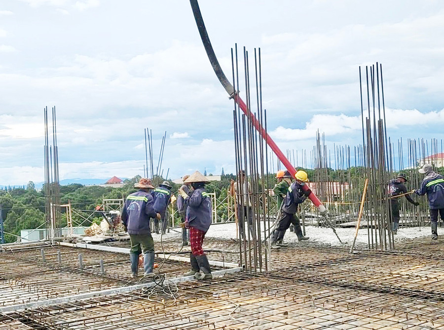  Nhiều công trình bị ảnh hưởng tiến độ do giá vật liệu xây dựng tăng cao. Ảnh: Hà Duy