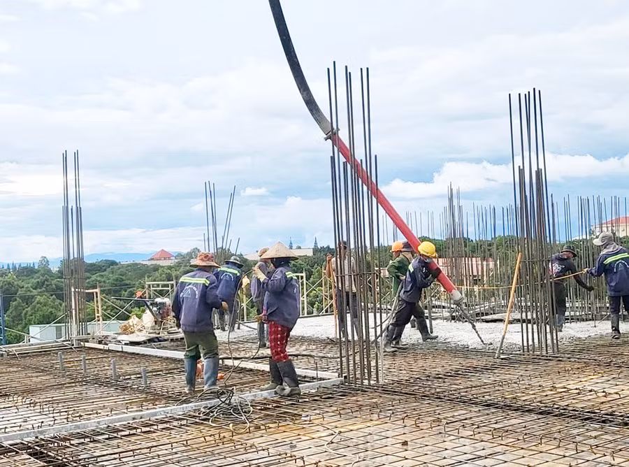  Nhiều công trình bị ảnh hưởng tiến độ do giá vật liệu xây dựng tăng cao. Ảnh: Hà Duy