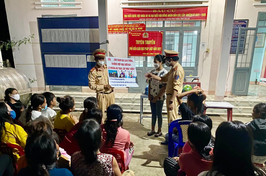 Lực lượng Cảnh sát Giao thông tổ chức tuyên truyền pháp luật cho người dân xã Ia Hiao, huyện Phú Thiện (ảnh cơ quan Công an cung cấp). Lực lượng Cảnh sát Giao thông tổ chức tuyên truyền pháp luật cho người dân xã Ia Hiao, huyện Phú Thiện (ảnh cơ quan Công an cung cấp).