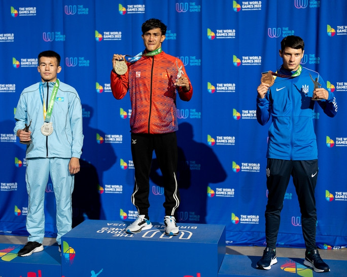 Nguyễn Trần Duy Nhất trên bục nhận huy chương vàng World Games  Nguyễn Trần Duy Nhất trên bục nhận huy chương vàng World Games