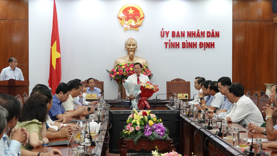 Chủ tịch UBND tỉnh Bình Định Nguyễn Phi Long phát biểu tại hội nghị. Ảnh: Hoàng Trọng Chủ tịch UBND tỉnh Bình Định Nguyễn Phi Long phát biểu tại hội nghị. Ảnh: Hoàng Trọng