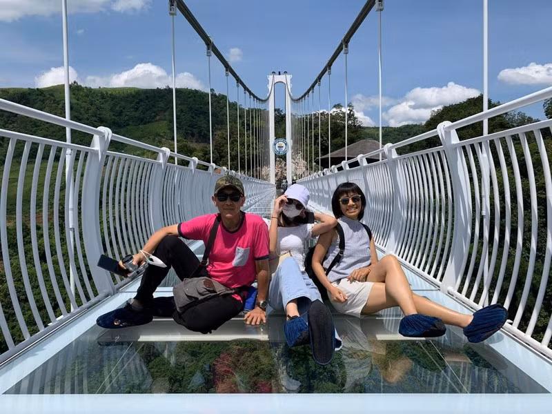 Du khách nước ngoài chụp ảnh trên cầu kính Bạch Long (Ảnh: HaNoiToursExpert) Du khách nước ngoài chụp ảnh trên cầu kính Bạch Long (Ảnh: HaNoiToursExpert)