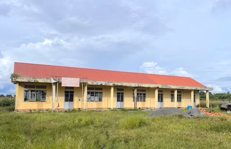 Công trình trường học không được sử dụng vào mục đích dạy học nằm ngay bên cạnh Hội trường thôn Tân Sơn đang được xây dựng. Ảnh: Phan Tuấn