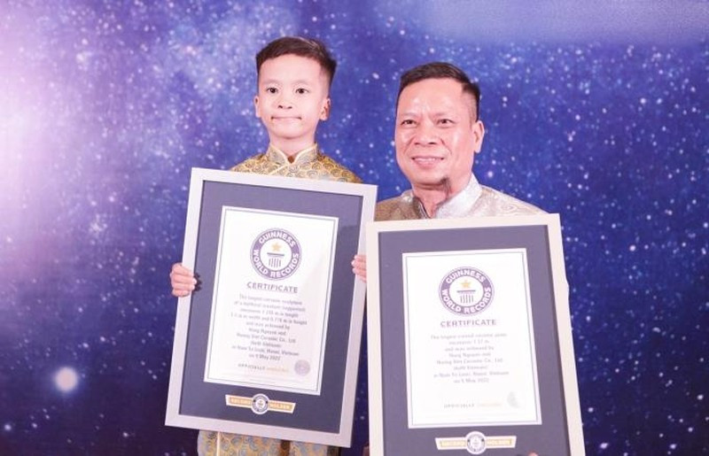 Nghệ nhân Nguyễn Hùng và con trai cầm bằng chứng nhận kỷ lục Guinness thế giới. Ảnh nguồn PLO Nghệ nhân Nguyễn Hùng và con trai cầm bằng chứng nhận kỷ lục Guinness thế giới. Ảnh nguồn PLO