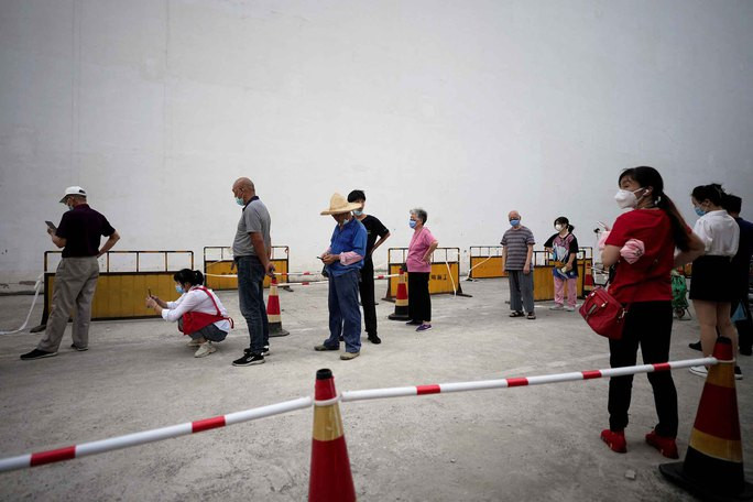  Người dân xếp hàng chờ xét nghiệm Covid-19 tại TP Thượng Hải - Trung Quốc hôm 7-7. Ảnh: Reuters