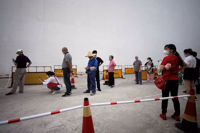  Người dân xếp hàng chờ xét nghiệm Covid-19 tại TP Thượng Hải - Trung Quốc hôm 7-7. Ảnh: Reuters