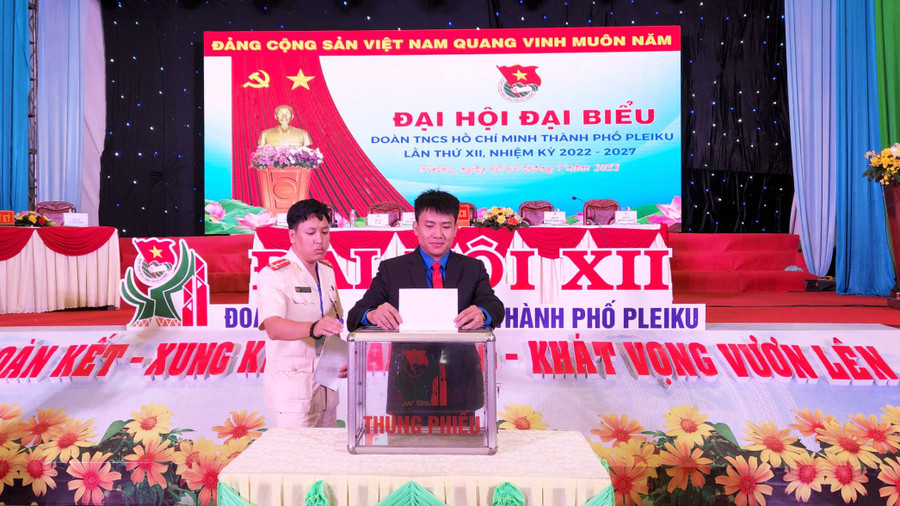 Các đại biểu bỏ phiếu bầu Ban Chấp hành Đoàn TNCS Hồ Chí Minh TP. Pleiku khóa XII. Ảnh: Phan Lài