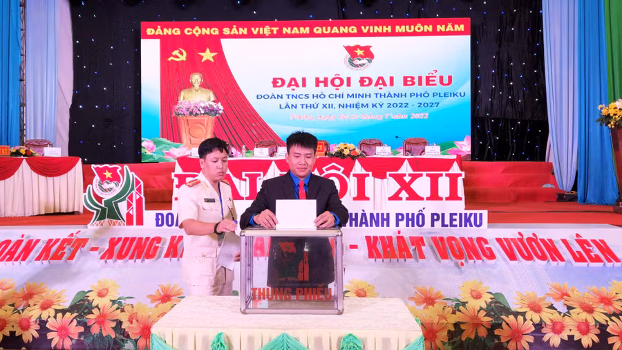 Các đại biểu bỏ phiếu bầu Ban Chấp hành Đoàn TNCS Hồ Chí Minh TP. Pleiku khóa XII. Ảnh: Phan Lài