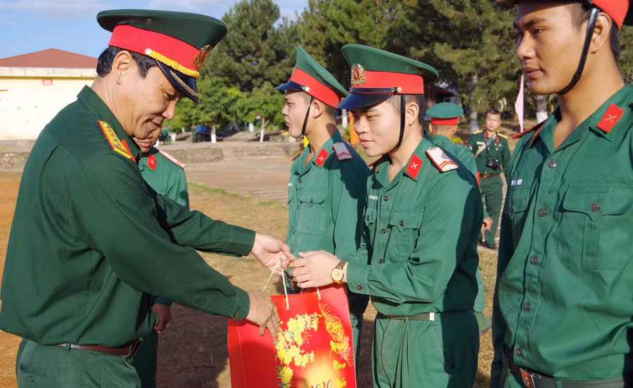 Đại diện lãnh đạo Bộ CHỉ huy Quân sự tỉnh tặng quà cho các quân nhân hoàn thành nghĩa vụ quân sự về địa phương. Ảnh: Anh Huy