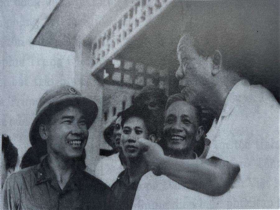 Tổng bí thư Lê Duẩn thăm, động viên bộ đội đồn Công an nhân dân vũ trang Thanh Thủy (nay là đồn BP Cửa khẩu quốc tế Thanh Thủy) đang làm nhiệm vụ chống lấn chiếm, bảo vệ biên giới Hà Giang, tháng 5.1977. Ảnh: Tư liệu