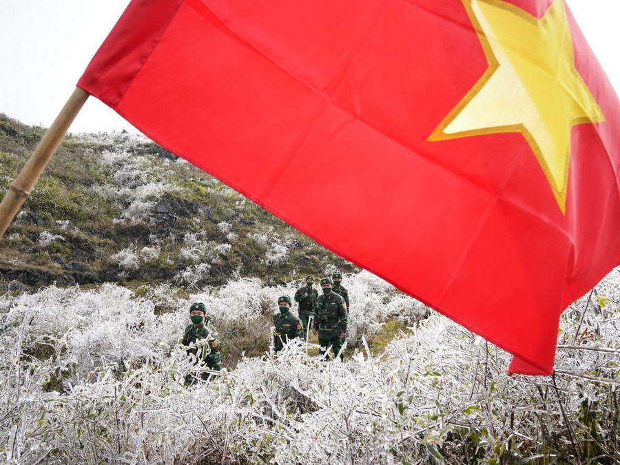 Cán bộ chiến sĩ đồn Biên phòng Xín Cái (Mèo Vạc, Hà Giang) tuần tra địa bàn băng giá khắc nghiệt mùa đông. Ảnh: Độc Lập