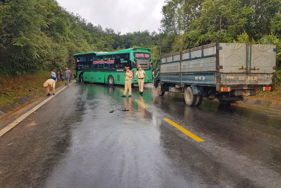 lực lượng Cảnh sát Giao thông tỉnh Kon Tum đã có mặt tại hiện trường tiến hành công tác cứu hộ, đưa người bị thương đi cấp cứu và bảo vệ hiện trường