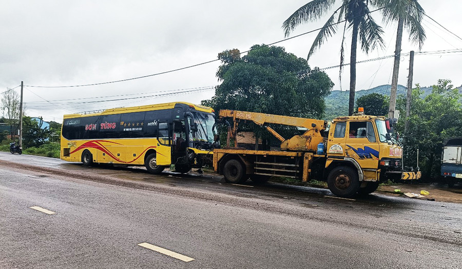 Lực lượng chức năng đưa xe khách giường nằm ra khỏi hiện trường. Ảnh: R'Ô HOK