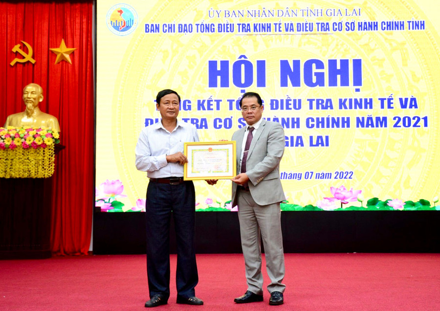 Phó Chủ tịch UBND tỉnh Hồ Phước Thành (bìa phải) trao bằng khen của Bộ Kế hoạch và Đầu tư cho tập thể Chi cục Thống kê khu vực Ayun Pa-Phú Thiện. Ảnh: Minh Nguyễn Phó Chủ tịch UBND tỉnh Hồ Phước Thành trao bằng khen của Bộ Kế hoạch và Đầu tư cho tập thể Chi cục Thống kê khu vực Ayun Pa-Phú Thiện. Ảnh: Minh Nguyễn