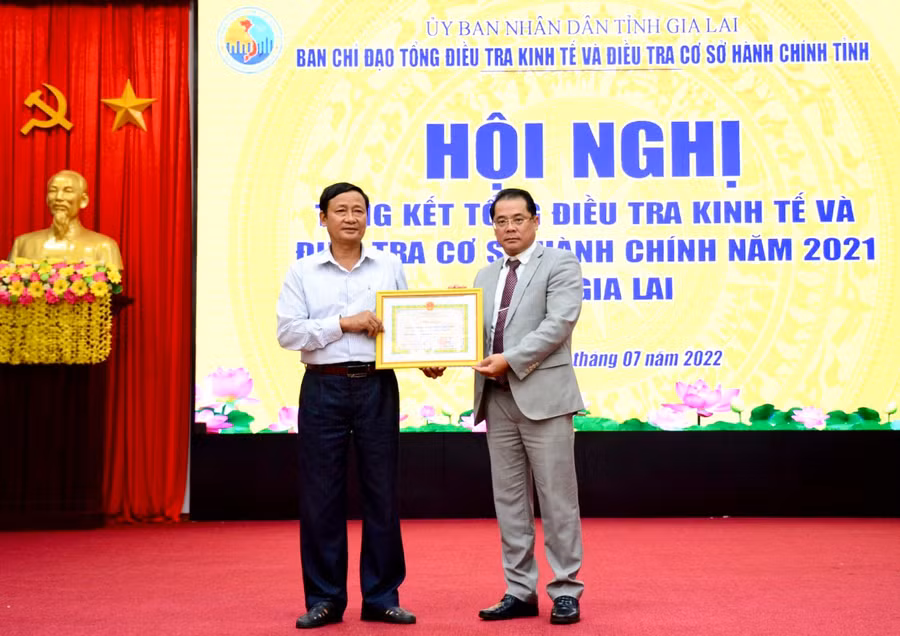 Phó Chủ tịch UBND tỉnh Hồ Phước Thành trao bằng khen của Bộ Kế hoạch và Đầu tư cho tập thể Chi cục Thống kê khu vực Ayun Pa-Phú Thiện. Ảnh: Minh Nguyễn