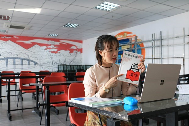 Giảng viên Trường Đại học Quốc tế Hồng Bàng giảng dạy trực tuyến, cập nhật bài học cho sinh viên trong thời gian nghỉ học vì dịch bệnh. (Nguồn: Vietnam+) Giảng viên Trường Đại học Quốc tế Hồng Bàng giảng dạy trực tuyến, cập nhật bài học cho sinh viên trong thời gian nghỉ học vì dịch bệnh. (Nguồn: Vietnam+)