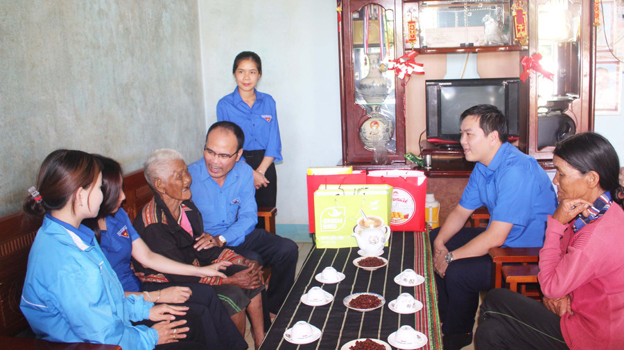 Đoàn khối các Cơ quan và Doanh nghiệp tỉnh thăm, tặng quà Mẹ Việt Nam Anh hùng Ksor Suê, làng Dút 1, xã Ia Sao, huyện Ia Grai. Ảnh: Phan Lài