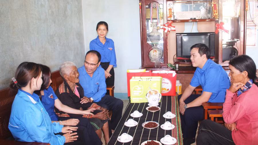 Đoàn khối các Cơ quan và Doanh nghiệp tỉnh thăm, tặng quà Mẹ Việt Nam Anh hùng Ksor Suê, làng Dút 1, xã Ia Sao, huyện Ia Grai. Ảnh: Phan Lài