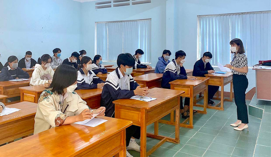 Các điểm thi không tổ chức khai mạc tập trung, thí sinh làm thủ tục dự thi và học quy chế theo từng phòng thi. Ảnh: Mộc Trà