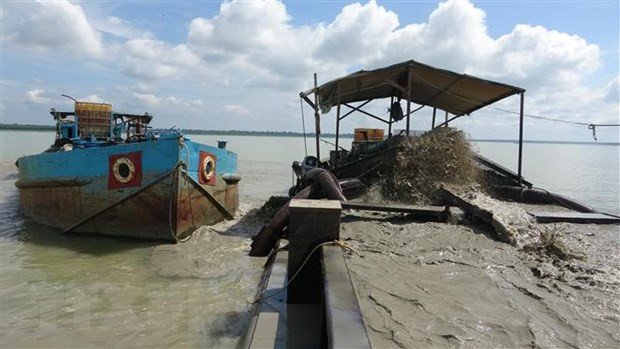 Các tàu hút cát trái phép trong lòng hồ Dầu Tiếng bị bắt giữ. (Ảnh: TTXVN phát)