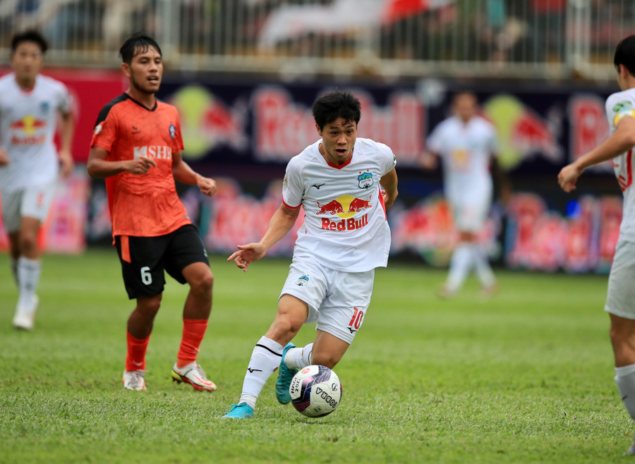  Công Phượng ghi bàn trong chiến thắng trước Đà Nẵng. Ảnh: Minh Trần