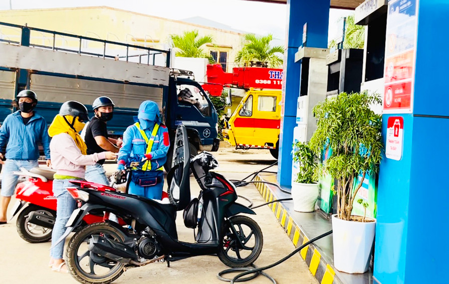 Tiếp tục tính toán phương án điều chỉnh thuế tiêu thụ đặc biệt, thuế giá trị gia tăng đối với xăng dầu