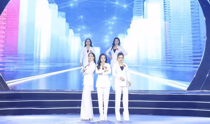 Các thí sinh trình diễn trang phục công sở