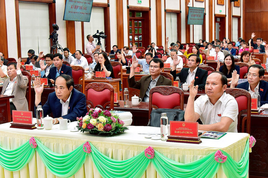 Các đại biểu biểu quyết thông qua các nghị quyết. Ảnh: Đức Thụy