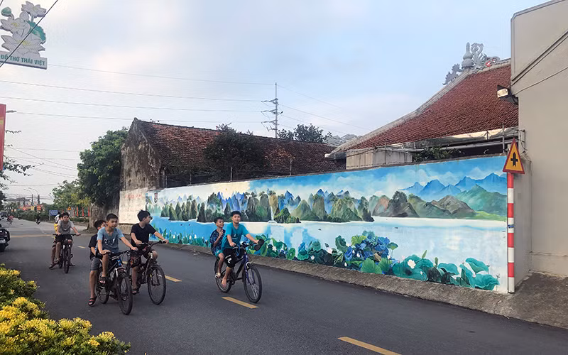 Một tác phẩm bích họa do các họa sĩ trẻ thể hiện tại làng nghề sơn mài Hạ Thái. Một tác phẩm bích họa do các họa sĩ trẻ thể hiện tại làng nghề sơn mài Hạ Thái.