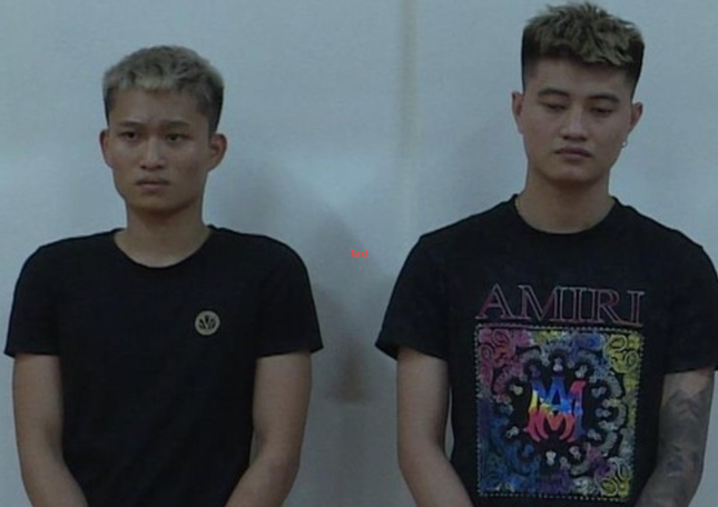 Hai đối tượng lừa đảo tại cơ quan công an. Hai đối tượng lừa đảo tại cơ quan công an.