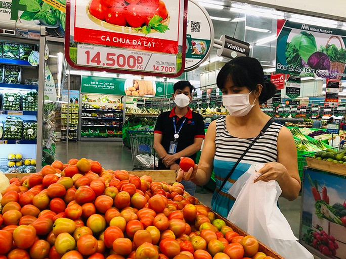 Các siêu thị đang dành nhiều ưu đãi về giá cho các mặt hàng thực phẩm thiết yếu để thu hút khách Ảnh: Phương An