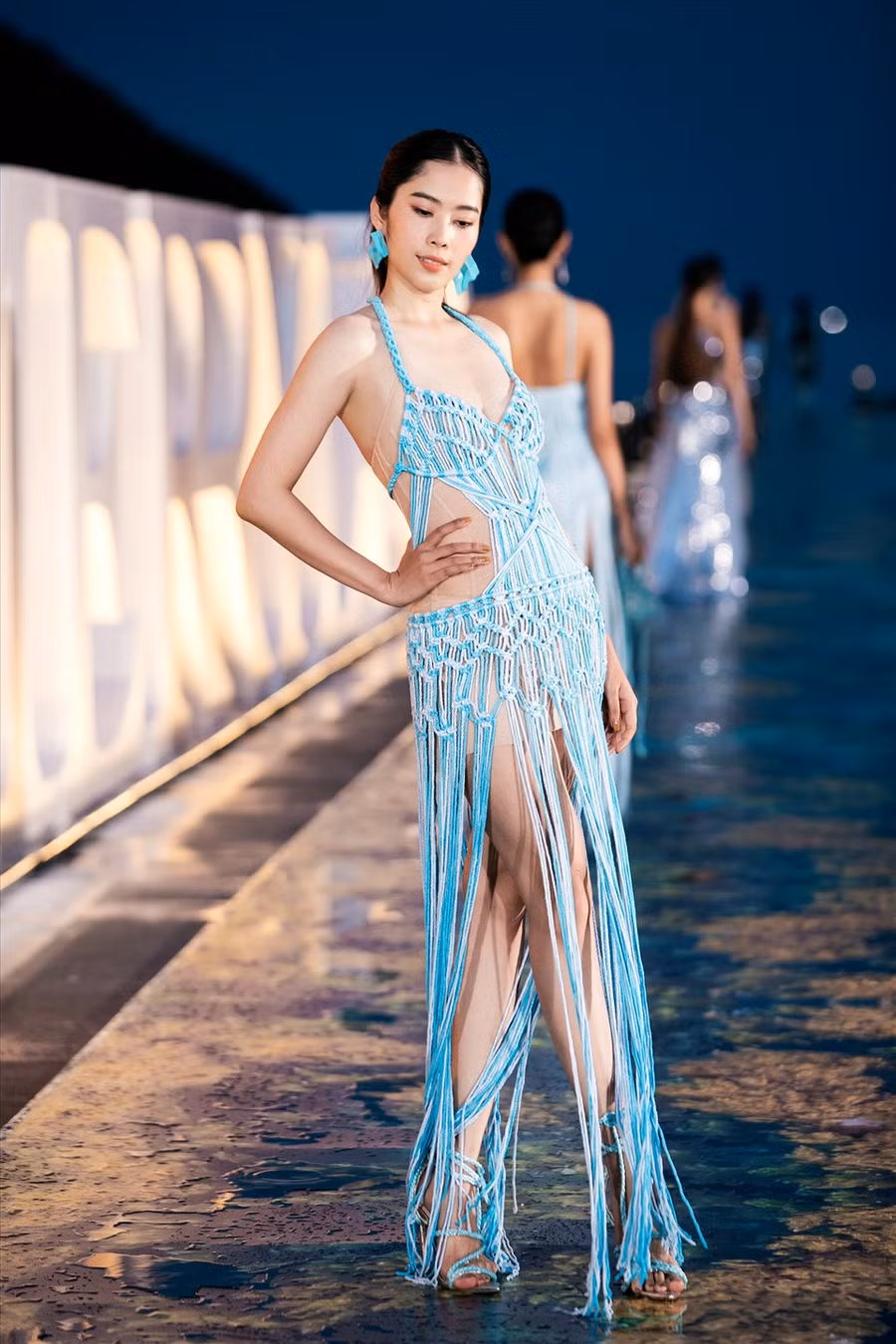 Nam Em lấy lại vóc dáng sau thời gian giảm cân, tự tin tạo dáng trên sàn diễn.