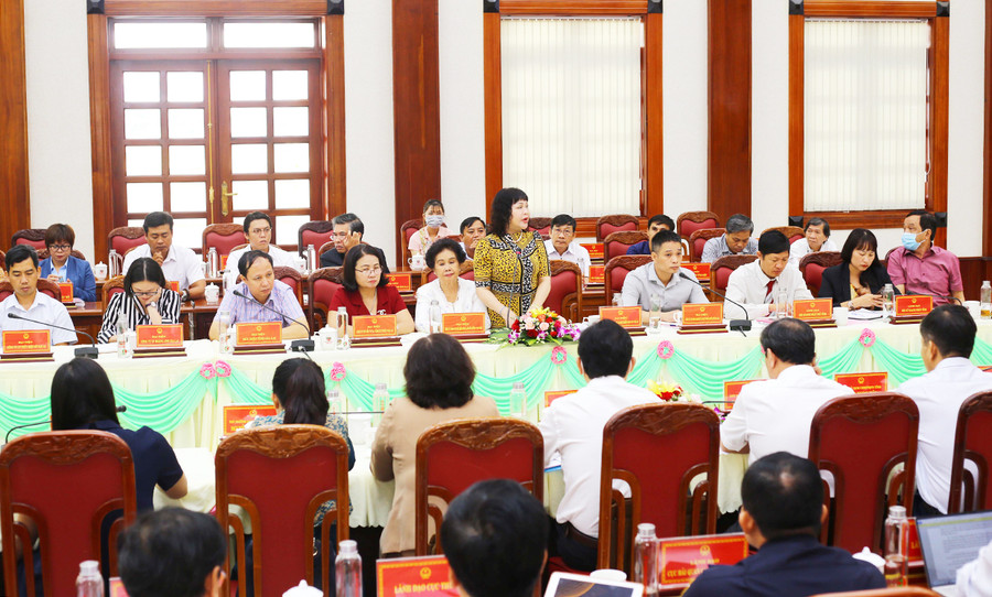 Với tinh thần khách quan, nhiều doanh nghiệp, hợp tác xã đã thẳng thắn nêu một số khó khăn, vướng mắc tại Hội nghị tiếp xúc và đối thoại giữa Thường trực HĐND tỉnh với doanh nghiệp, hợp tác xã trên địa bàn tỉnh diễn ra ngày 10-6. Ảnh: Trần Dung Với tinh thần khách quan, nhiều doanh nghiệp, hợp tác xã đã thẳng thắn nêu một số khó khăn, vướng mắc tại Hội nghị tiếp xúc và đối thoại giữa Thường trực HĐND tỉnh với doanh nghiệp, hợp tác xã (HTX) trên địa bàn tỉnh vào ngày 10-6.. Ảnh: Trần Dung