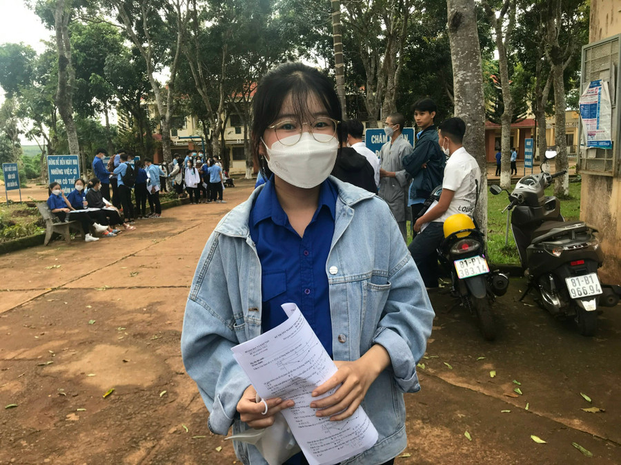 Em Trần Thị Anh Thư-điểm thi Trường THCS và THPT Nguyễn Văn Cừ (huyện Chư Sê) tự tin đạt từ 8-8,5 điểm ở môn Toán. Ảnh: Nguyễn Diệp