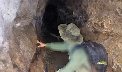 Phóng viên Báo Người Lao Động đột nhập một hầm vàng thượng nguồn suối Ka Ruông. Ảnh: HẢI PHONG Phóng viên Báo Người Lao Động đột nhập một hầm vàng thượng nguồn suối Ka Ruông. Ảnh: HẢI PHONG