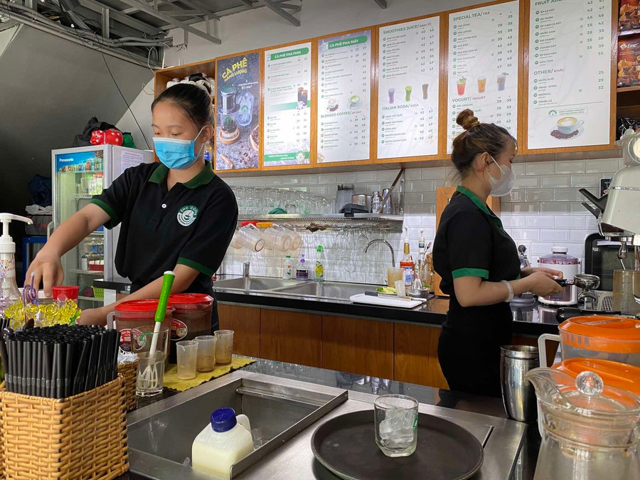 Sinh viên làm việc bán thời gian tại một quán cà phê ở TP.HCM. Ảnh: Phạm Hữu