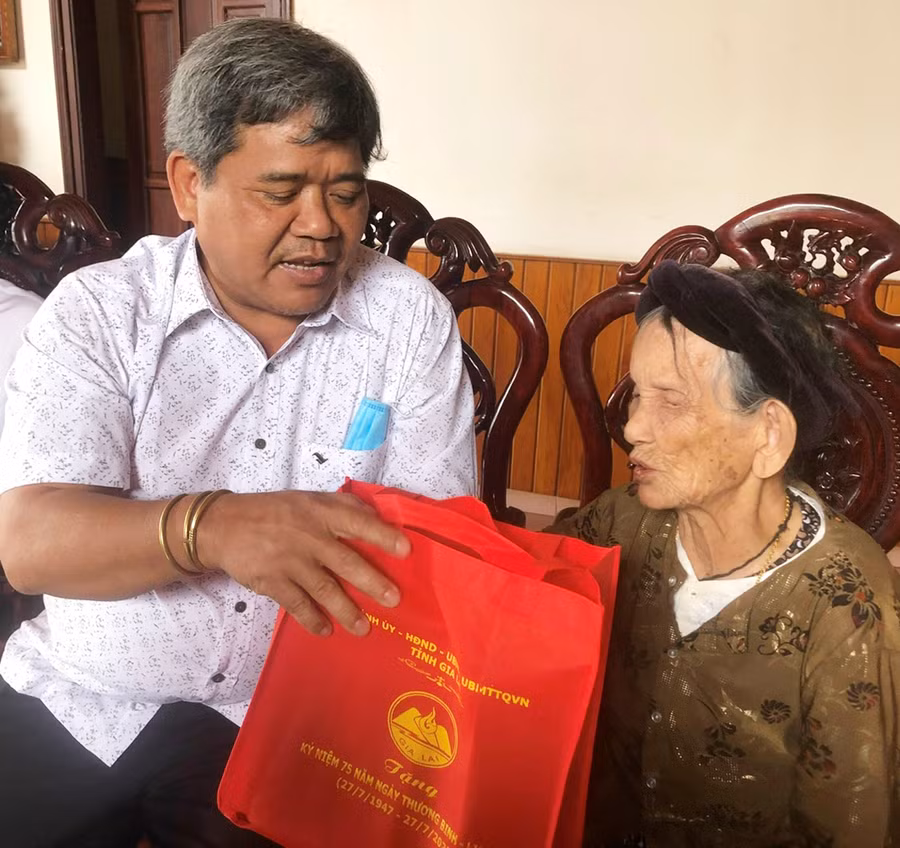 Chủ tịch Ủy ban MTTQ Việt Nam thặm, tặng quà mẹ liệt sĩ Lê Thị Nhuận