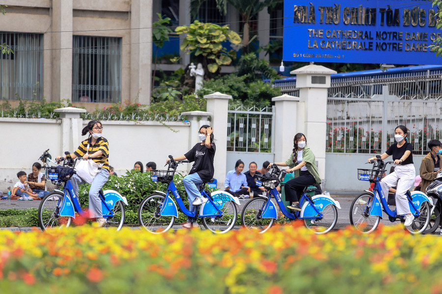 Trải nghiệm đạp xe ngắm phố phường được người dân, du khách yêu thích. Ảnh: Nhật Thịnh 