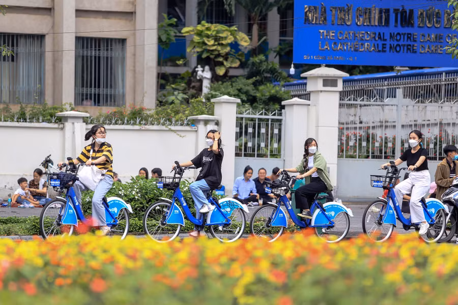Trải nghiệm đạp xe ngắm phố phường được người dân, du khách yêu thích. Ảnh: Nhật Thịnh 