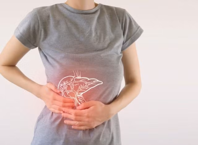 Nếu bạn nhận thấy bất kỳ triệu chứng nào trên cơ thể, chúng có thể là dấu hiệu của tổn thương gan, thì tốt nhất bạn nên đi gặp bác sĩ. Ảnh: Shutterstock