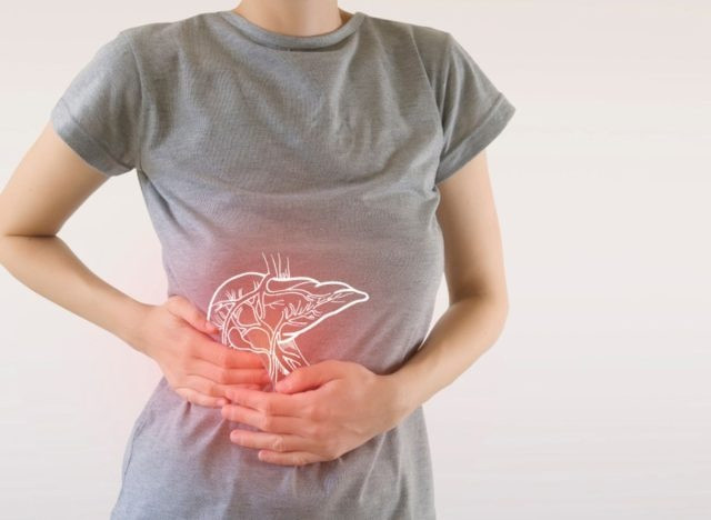 Nếu bạn nhận thấy bất kỳ triệu chứng nào trên cơ thể, chúng có thể là dấu hiệu của tổn thương gan, thì tốt nhất bạn nên đi gặp bác sĩ. Ảnh: Shutterstock Nếu bạn nhận thấy bất kỳ triệu chứng nào trên cơ thể, chúng có thể là dấu hiệu của tổn thương gan, thì tốt nhất bạn nên đi gặp bác sĩ. Ảnh: Shutterstock