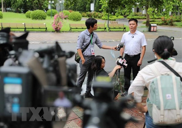 PGS.TS Nguyễn Phong Điền, Phó hiệu trưởng trường Đại học Bách khoa Hà Nội trả lời phỏng vấn các cơ quan thông tấn, báo chí về kỳ thi. (Ảnh: Thanh Tùng/TTXVN)