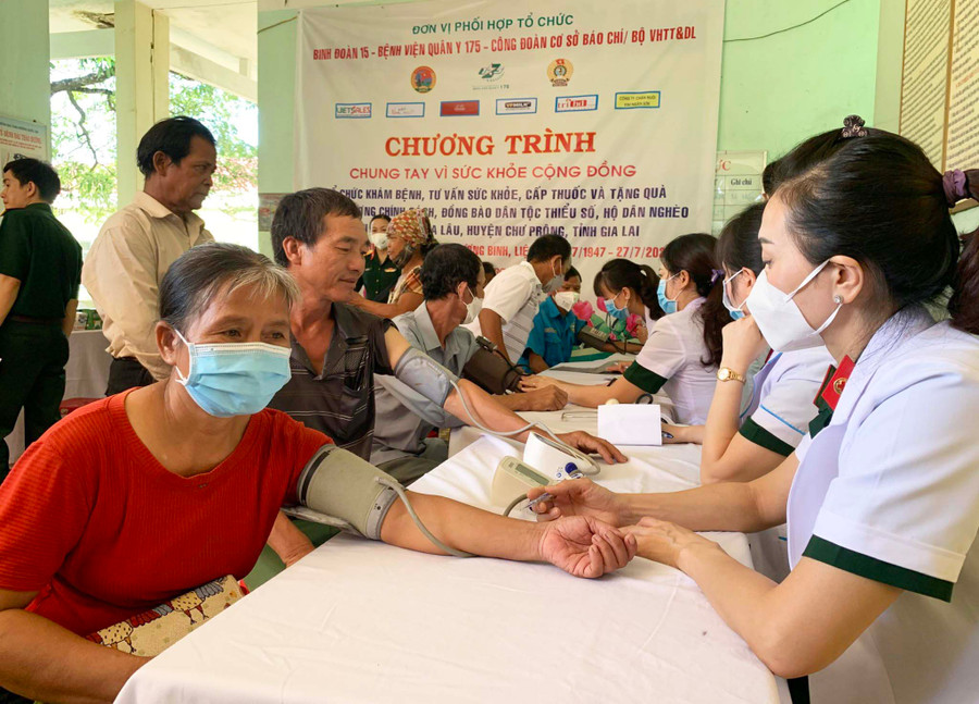 Đoàn đã khám, chữa bệnh miễn phí cho hơn 200 đối tượng chính sách, người nghèo, đồng bào dân tộc thiểu số xã Ia Lâu. Ảnh: Hồng Thương